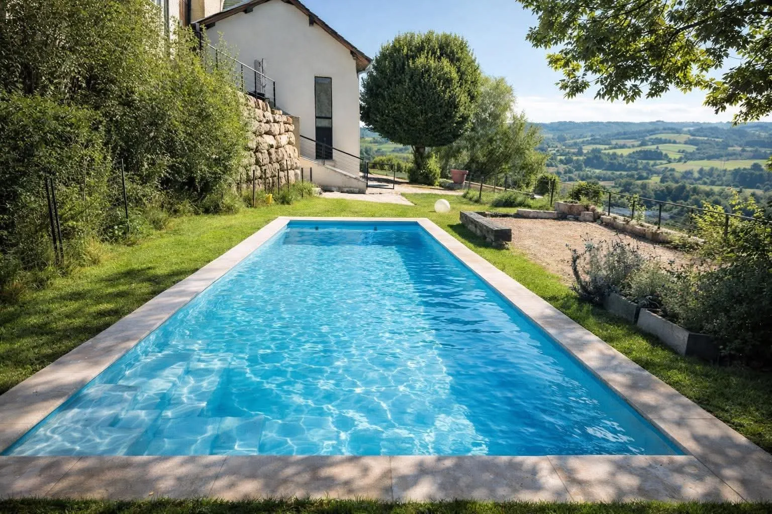 Exemple d'insertion paysagère de piscine